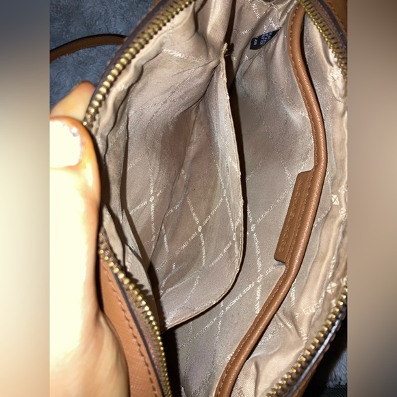 I’m selling my Michael Kors Jet Set Large Crossbody! - Picture 6 of 8